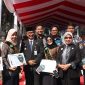 Ket. Foto: Pj Gubernur Kaltim, Akmal Malik Bersama Lima Pemuda Pelopor Kaltim