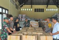 Kabag Ops Polres Kukar dan Forkopimda lakukan pemeriksaan kegiatan pelipatan surat suara dan sortir di Kantor Komisi Pemilihan Umum (KPU) Kukar, pada Jumat (1/11/2024).