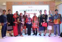 Pjs Ketua Dekranasda Kukar, Dr Eryariyatin Bambang Arwanto dan Wakil Ketua Harian Dekranasda DIY Tazbir Abdullah hadir pada pembukaan Gebyar Kriya Nusantara dan Jogja ITTAF 2024 di Plaza Malioboro, Kamis (14/11/2024). 