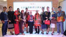 Pjs Ketua Dekranasda Kukar, Dr Eryariyatin Bambang Arwanto dan Wakil Ketua Harian Dekranasda DIY Tazbir Abdullah hadir pada pembukaan Gebyar Kriya Nusantara dan Jogja ITTAF 2024 di Plaza Malioboro, Kamis (14/11/2024). 
