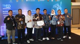 Kabupaten Kutai Kartanegara (Kukar) menerima Penghargaan terbaik I Championship Tim Percepatan dan Perluasan Digitalisasi Daerah (TP2DD) 2024 Wilayah Kalimantan di Dyandra Convention Center Surabaya, Kamis (7/11).