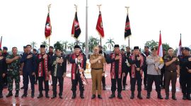 Penjabat sementara (Pjs) Bupati Kutai Kartanegara (Kukar) Bambang Arwanto hadir dalam kegiatan Kirab Pasukan Brigade Mobil (Brimob) II di Panggung Tribun Lapangan Upacara Kantor Bupati Kukar, Tenggarong, Minggu (17/11).