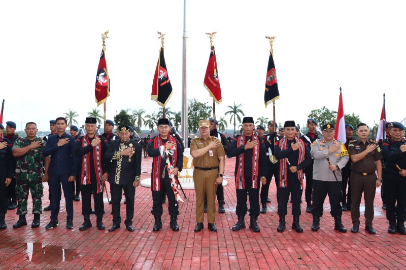 Penjabat sementara (Pjs) Bupati Kutai Kartanegara (Kukar) Bambang Arwanto hadir dalam kegiatan Kirab Pasukan Brigade Mobil (Brimob) II di Panggung Tribun Lapangan Upacara Kantor Bupati Kukar, Tenggarong, Minggu (17/11).