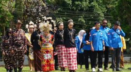 Upacara ziarah dan tabur bunga di Taman Makam Pahlawan (TMP) Bukit Biru Tenggarong, Senin (28/10/24).