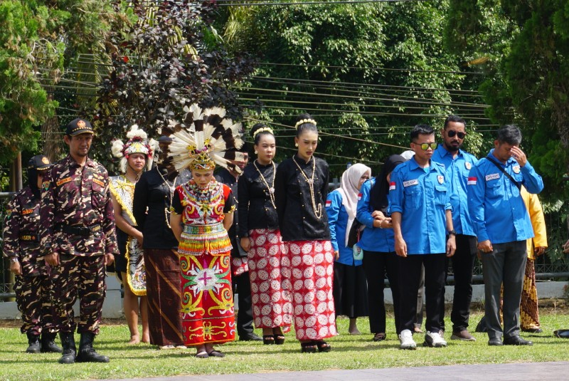 Upacara ziarah dan tabur bunga di Taman Makam Pahlawan (TMP) Bukit Biru Tenggarong, Senin (28/10/24).