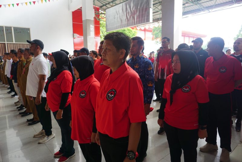Para peserta Training Camp (TC) Mandiri delegasi Porprov Korpri Kabupaten Kutai Kartanegara di Halaman Kantor Dinas Kepemudaan dan Olahraga Kutai Kartanegara, Senin (18/11/24).