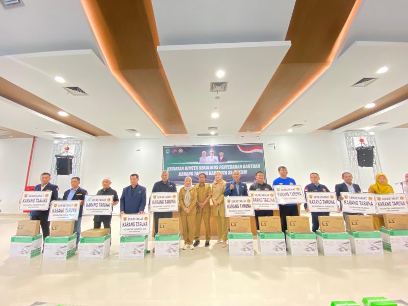 Ket. Foto: Penyerahan Bantuan Laptop dan Printer Kepada Karang Taruna di Samarinda.