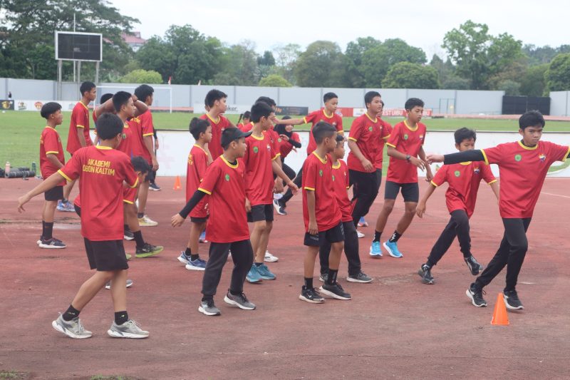 Ket. Foto: Para Atlet Akademi DBON Saat Berlatih di Gor Kadrie Oening (Foto: Dok. Dispora Kaltim).