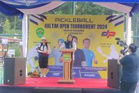 Ket. Foto: Plh Kepala Dispora Kaltim, Sri Wartini Ketika Memberikan Sambutan pada Pembukaan Kejuaraan Pickleball, Jum'at (15/11/2024)
