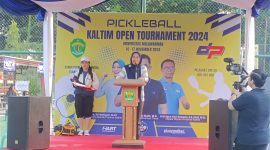 Ket. Foto: Plh Kepala Dispora Kaltim, Sri Wartini Ketika Memberikan Sambutan pada Pembukaan Kejuaraan Pickleball, Jum'at (15/11/2024)
