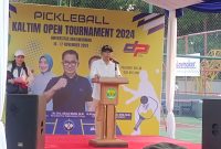 
Ket. Foto: Kepala Bidang Peningkatan Prestasi Olahraga Dispora Kaltim, Rasman Rading Ketika Memberikan Sambutan pada Pembukaan Kejuaraan Pickleball, Jum'at (15/11/2024)

