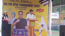 
Ket. Foto: Kepala Bidang Peningkatan Prestasi Olahraga Dispora Kaltim, Rasman Rading Ketika Memberikan Sambutan pada Pembukaan Kejuaraan Pickleball, Jum'at (15/11/2024)
