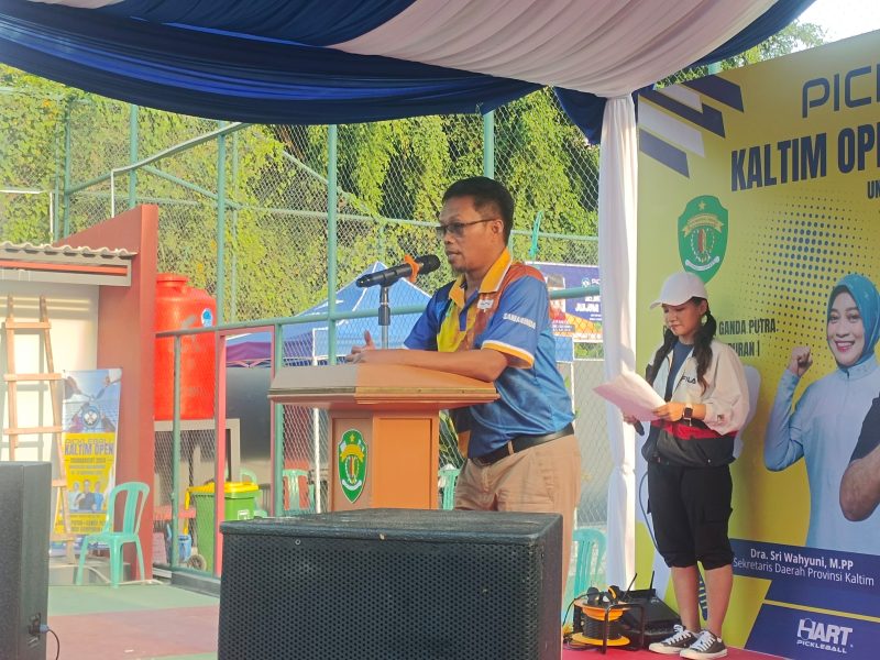Ket. Foto: Analis Ahli Muda Pemberdayaan Pemuda Dispora Kaltim sekaligus Ketua IPF Samarinda, Hasbar Mara Saat Memberikan Sambutan di Pickleball Open Tournament, Jum'at (15/11/2024)
