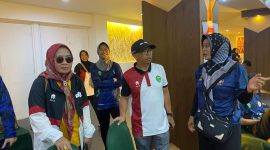 Ket. Foto: Plh Kepala Dispora Kaltim, Sri Wahyuni dan Kepala Bidang Peningkatan Prestasi Olahraga Dispora Kaltim, Rasman Rading Saat Memantau Pertandingan Pencak Silat di Ajang Pra Popnas (Foto: Dok. Dispora Kaltim)

