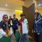Ket. Foto: Plh Kepala Dispora Kaltim, Sri Wahyuni dan Kepala Bidang Peningkatan Prestasi Olahraga Dispora Kaltim, Rasman Rading Saat Memantau Pertandingan Pencak Silat di Ajang Pra Popnas (Foto: Dok. Dispora Kaltim)

