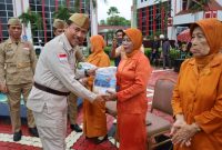 Pemkab Kukar berikan bantuan kepada Janda Veteran pada Upacara Peringatan Hari Pahlawan 2024 di Halaman Kantor Bupati setempa, Ahad (10/11) pagi.