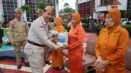 Pemkab Kukar berikan bantuan kepada Janda Veteran pada Upacara Peringatan Hari Pahlawan 2024 di Halaman Kantor Bupati setempa, Ahad (10/11) pagi.