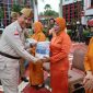 Pemkab Kukar berikan bantuan kepada Janda Veteran pada Upacara Peringatan Hari Pahlawan 2024 di Halaman Kantor Bupati setempa, Ahad (10/11) pagi.