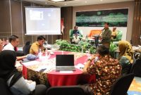 Sekretaris Daerah (Sekda) Kutai Kartanegara (Kukar) Sunggono saat hadir pada Konsultasi Publik Dokumen Daya Dukung dan Daya Tampung Lingkungan Hidup (DDDTLH) Kukar di Ruang Mandapa III Lantai 5 Hotel Fugo, Samarinda pada Senin (11/11/24).