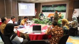 Sekretaris Daerah (Sekda) Kutai Kartanegara (Kukar) Sunggono saat hadir pada Konsultasi Publik Dokumen Daya Dukung dan Daya Tampung Lingkungan Hidup (DDDTLH) Kukar di Ruang Mandapa III Lantai 5 Hotel Fugo, Samarinda pada Senin (11/11/24).