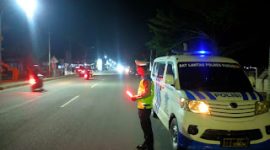 Patroli Blue Light dilakukan oleh Satlantas Polres Kukar di sekitar Jalan Diponegoro, Kelurahan Panji, Kecamatan Tenggarong, pada Minggu (10/11) malam. 