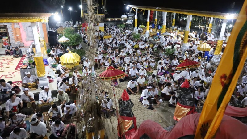 Pjs Bupati Kukar, Bambang Arwanto hadiri Upacara Karya Ngenteg linggih Mepedudusan Agung Medasar Antuk Taur Wrespati Kalpa Agung di Pura Payogan Agung Kutai, Kelurahan Loa Ipuh Tenggarong, Sabtu (16/11/24) pagi.