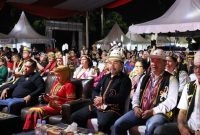 Kegiatan Festival Seni dan Budaya Persekutuan Dayak Kalimantan Timur (PDKT) ditutup oleh Plt Kepala Dinas Pariwisata Kabupaten Kutai Kartanegara (Kukar) Sugiarto dengan pemukulan Gimar di Halaman Parkir Stadion Rondong Demang Tenggarong, Sabtu ( 16/11/24).