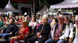 Kegiatan Festival Seni dan Budaya Persekutuan Dayak Kalimantan Timur (PDKT) ditutup oleh Plt Kepala Dinas Pariwisata Kabupaten Kutai Kartanegara (Kukar) Sugiarto dengan pemukulan Gimar di Halaman Parkir Stadion Rondong Demang Tenggarong, Sabtu ( 16/11/24).