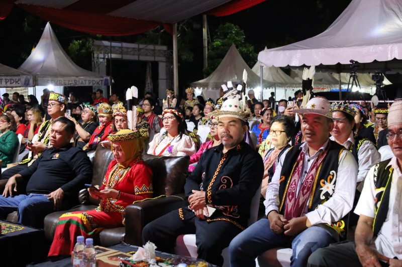 Kegiatan Festival Seni dan Budaya Persekutuan Dayak Kalimantan Timur (PDKT) ditutup oleh Plt Kepala Dinas Pariwisata Kabupaten Kutai Kartanegara (Kukar) Sugiarto dengan pemukulan Gimar di Halaman Parkir Stadion Rondong Demang Tenggarong, Sabtu ( 16/11/24).