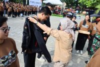 IMG-20241124-Penyerahan atribut kepada Pengawas Tempat Pemungutan Suara (PTPS) saat Apel Siaga Dalam Rangka Tahapan Pemilihan Kepala Daerah Serentak Tahun 2024 di Halaman Parkir Planetarium Jagad Raya Tenggarong, Minggu (24/11/24) pagi.