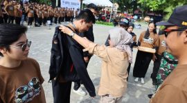 IMG-20241124-Penyerahan atribut kepada Pengawas Tempat Pemungutan Suara (PTPS) saat Apel Siaga Dalam Rangka Tahapan Pemilihan Kepala Daerah Serentak Tahun 2024 di Halaman Parkir Planetarium Jagad Raya Tenggarong, Minggu (24/11/24) pagi.
