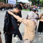 IMG-20241124-Penyerahan atribut kepada Pengawas Tempat Pemungutan Suara (PTPS) saat Apel Siaga Dalam Rangka Tahapan Pemilihan Kepala Daerah Serentak Tahun 2024 di Halaman Parkir Planetarium Jagad Raya Tenggarong, Minggu (24/11/24) pagi.