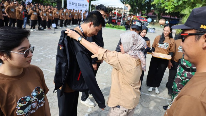 IMG-20241124-Penyerahan atribut kepada Pengawas Tempat Pemungutan Suara (PTPS) saat Apel Siaga Dalam Rangka Tahapan Pemilihan Kepala Daerah Serentak Tahun 2024 di Halaman Parkir Planetarium Jagad Raya Tenggarong, Minggu (24/11/24) pagi.