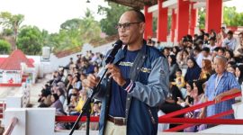 Manajer sekaligus Ketua Rombongan Kontingen Kukar, Ahmad Zulfiansyah beri sambutan dalam acara pelepasan Drum Corps tingkat Nasional di Bandung yang dilaksanakan di Stadion Rondong Demang Tenggarong, pada Senin (25/11/24).