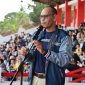 Manajer sekaligus Ketua Rombongan Kontingen Kukar, Ahmad Zulfiansyah beri sambutan dalam acara pelepasan Drum Corps tingkat Nasional di Bandung yang dilaksanakan di Stadion Rondong Demang Tenggarong, pada Senin (25/11/24).