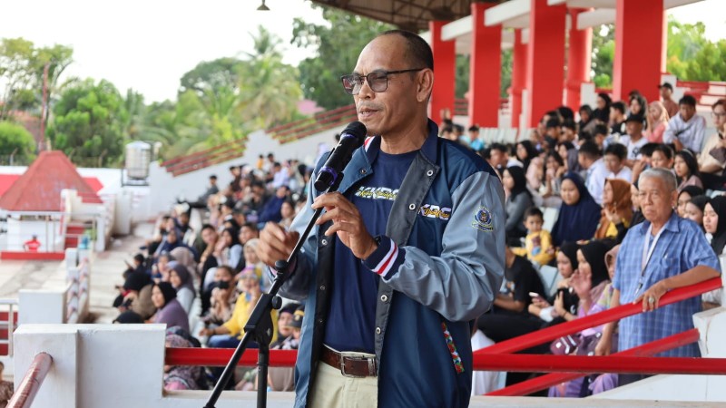 Manajer sekaligus Ketua Rombongan Kontingen Kukar, Ahmad Zulfiansyah beri sambutan dalam acara pelepasan Drum Corps tingkat Nasional di Bandung yang dilaksanakan di Stadion Rondong Demang Tenggarong, pada Senin (25/11/24).