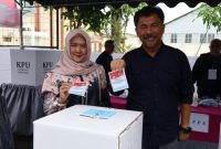 Bupati Kutai Kartanegara (Kukar) Edi Damansyah dan istrinya saat pakai hak pilihnya dalam Pilkada Serentak 2024 di Tempat Pemungutan Suara (TPS) 22 Jalan Arwana Tenggarong.