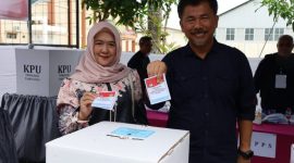 Bupati Kutai Kartanegara (Kukar) Edi Damansyah dan istrinya saat pakai hak pilihnya dalam Pilkada Serentak 2024 di Tempat Pemungutan Suara (TPS) 22 Jalan Arwana Tenggarong.