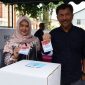 Bupati Kutai Kartanegara (Kukar) Edi Damansyah dan istrinya saat pakai hak pilihnya dalam Pilkada Serentak 2024 di Tempat Pemungutan Suara (TPS) 22 Jalan Arwana Tenggarong.