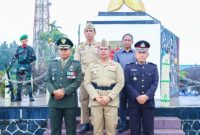 Pjs Bupati Kutai Kartanegara (Kukar) Bambang Arwanto dan jajaran Forkopimda Kabupaten Kukar melakukan ziarah dan tabur bunga di Taman Makam Pahlawan (TMP) Bukit Biru, Minggu (10/11/2024).