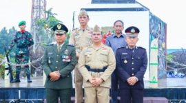 Pjs Bupati Kutai Kartanegara (Kukar) Bambang Arwanto dan jajaran Forkopimda Kabupaten Kukar melakukan ziarah dan tabur bunga di Taman Makam Pahlawan (TMP) Bukit Biru, Minggu (10/11/2024).