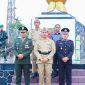 Pjs Bupati Kutai Kartanegara (Kukar) Bambang Arwanto dan jajaran Forkopimda Kabupaten Kukar melakukan ziarah dan tabur bunga di Taman Makam Pahlawan (TMP) Bukit Biru, Minggu (10/11/2024).