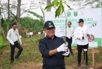 Pj Gubernur Kaltim Akmal Malik mengajak masyarakat untuk peduli dan menjaga lahan kritis pertambangan.