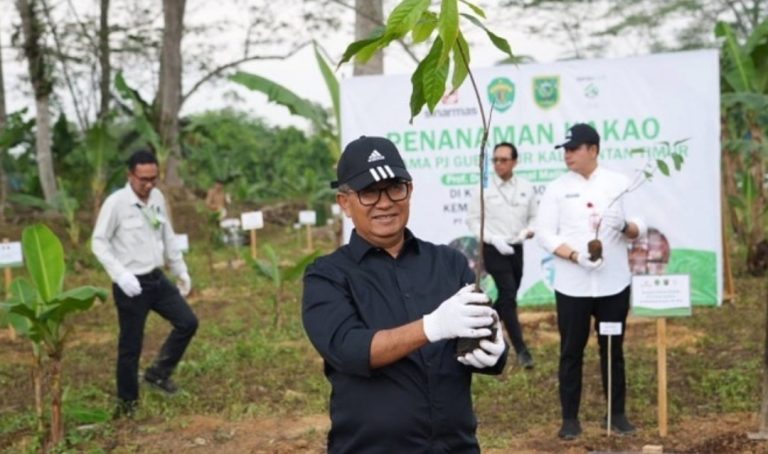 Pj Gubernur Kaltim Akmal Malik mengajak masyarakat untuk peduli dan menjaga lahan kritis pertambangan.