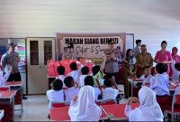 Polsek Kenohan memberikan makanan bergizi kepada 100 siswa untuk dukung program Asta Cita Presiden RI di SDN 007 Kecamatan Kenohan pada Selasa (5/11/2024).
