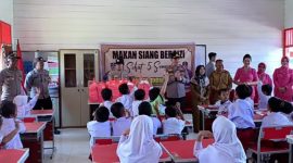 Polsek Kenohan memberikan makanan bergizi kepada 100 siswa untuk dukung program Asta Cita Presiden RI di SDN 007 Kecamatan Kenohan pada Selasa (5/11/2024).