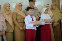 Polres Kukar berikan makanan bergizi kepada SDN 007 Tenggarong untuk dukung program gizi Presiden RI, pada Senin (4/11/2024).