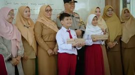 Polres Kukar berikan makanan bergizi kepada SDN 007 Tenggarong untuk dukung program gizi Presiden RI, pada Senin (4/11/2024).
