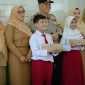 Polres Kukar berikan makanan bergizi kepada SDN 007 Tenggarong untuk dukung program gizi Presiden RI, pada Senin (4/11/2024).
