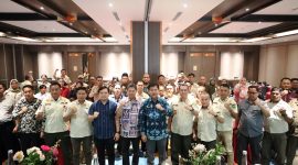 Sekretaris Daerah (Sekda) Kabupaten Kutai Kartanegara (Kukar) Sunggono sebagai pembuka paxa Rapat kerja pembentukan Satuan Tugas Perlindungan Masyarakat (Satgas Linmas) di ruang Mandapa hotel Fugo Samarinda, Minggu (10/11/2024).
